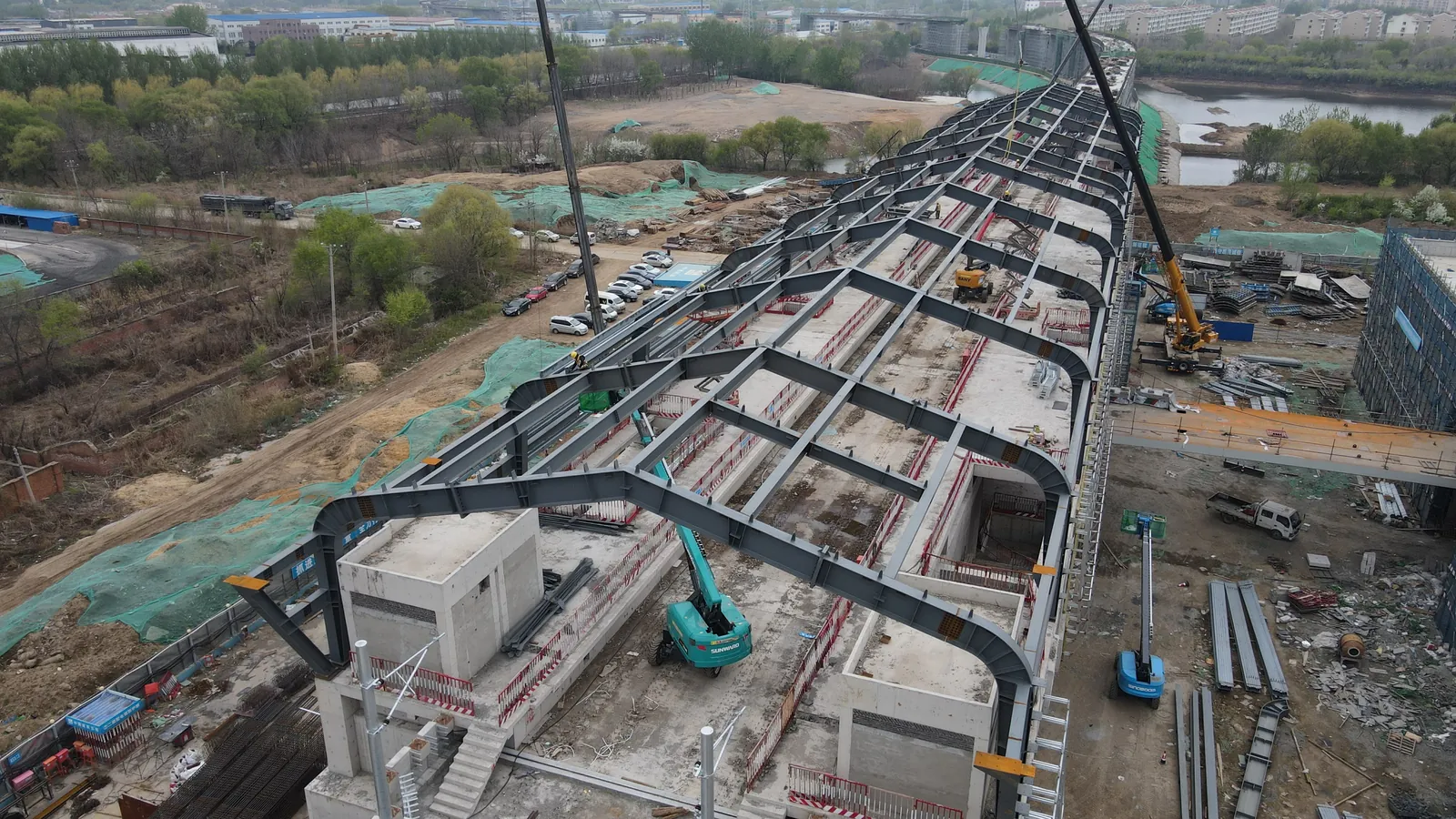 Aerial view of an elevated Shenyang Metro Line 3 station during steel erection