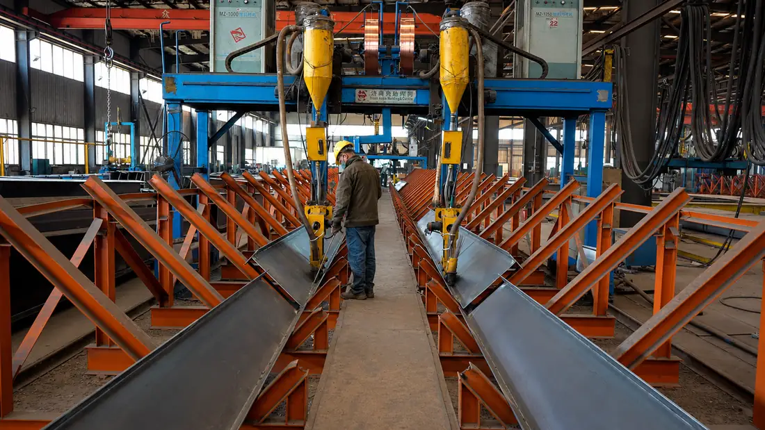 Gantry submerged-arc welding of steel beams